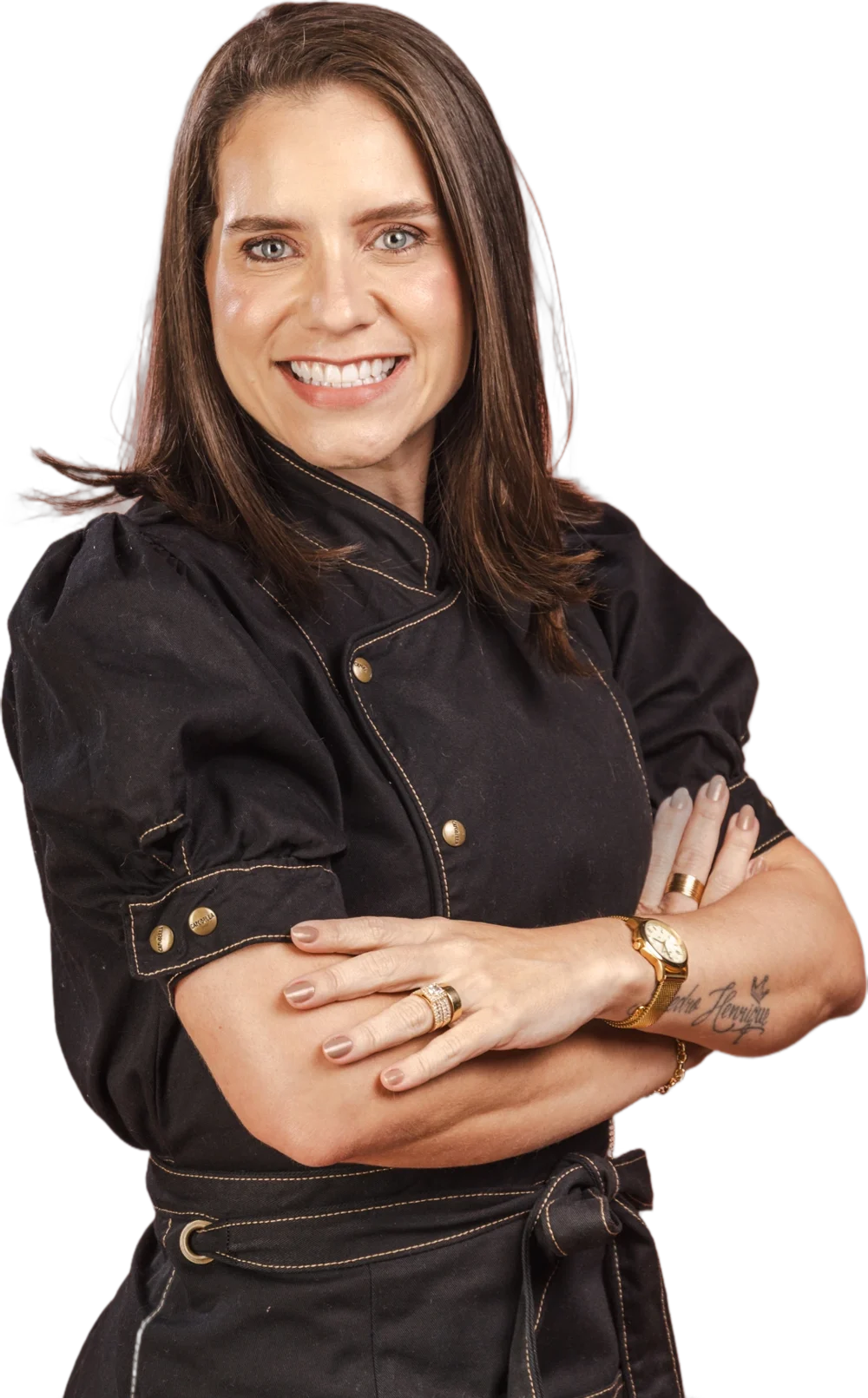 Ana Bauer de dólmã preto, braços cruzados, sorrindo