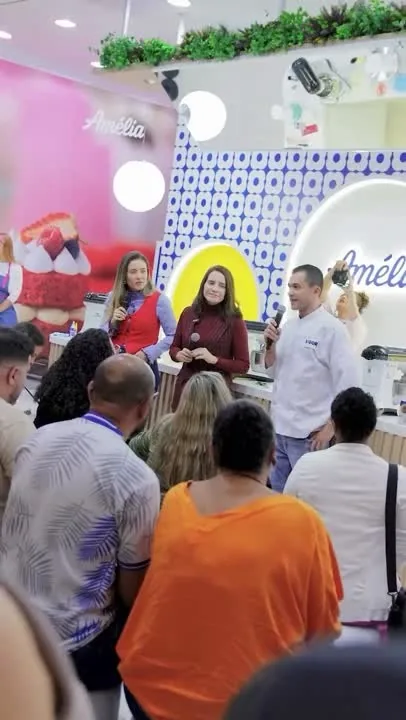 Ana Bauer dando aula no estande da Amélia